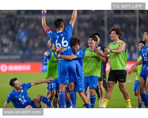 南京足球队在城市联赛中以73分稳居榜首展现强劲实力 南京足球队在城市联赛中以73分稳居榜首展现强劲实力